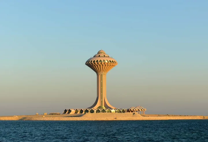 برج المياه على الواجهة البحرية لمدينة الخبر في المنطقة الشرقية