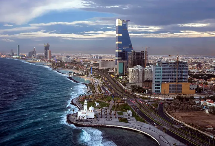 واجهة جدة البحرية وقت الغروب مع أبراج المدينة والممشى الساحلي