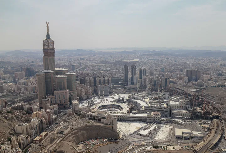 مشهد جوي لمدينة مكة المكرمة مع برج الساعة والمباني والجبال المحيطة