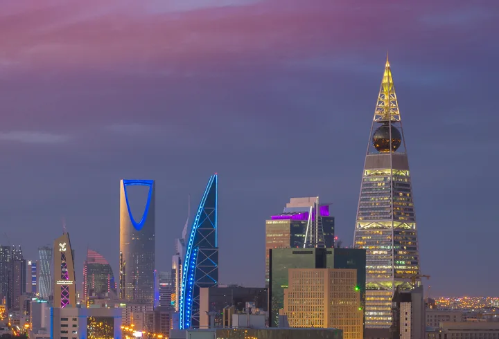 أفق مدينة الرياض وقت الغروب مع برج المملكة وبرج الفيصلية